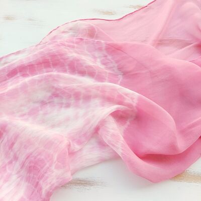 Fular de seda teñido a mano con tinte natural. Diseño shibori.