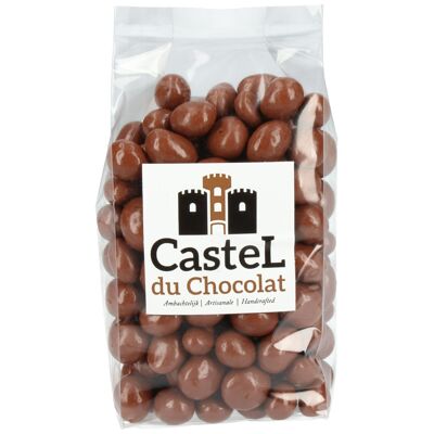 Peanuts coated with milk chocolat