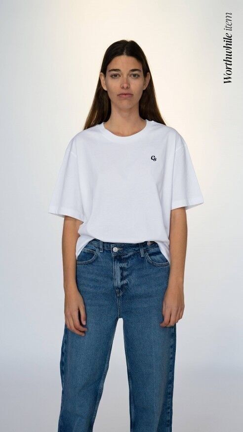 T-shirt ricamata con scollo tondo e maniche corte