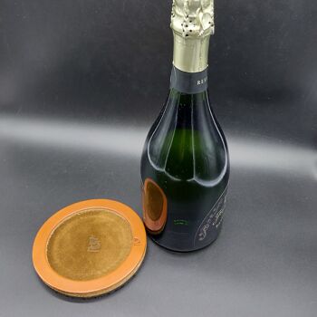 Base de bouteille de vin, parfaite pour protéger la table, 13 cm de large, avec une base en caoutchouc de 5 mm, un cuir suédé hydrofuge à l'intérieur et un anneau extérieur en liège et cuir de 8 mm. Opplav bordbeskytter 2