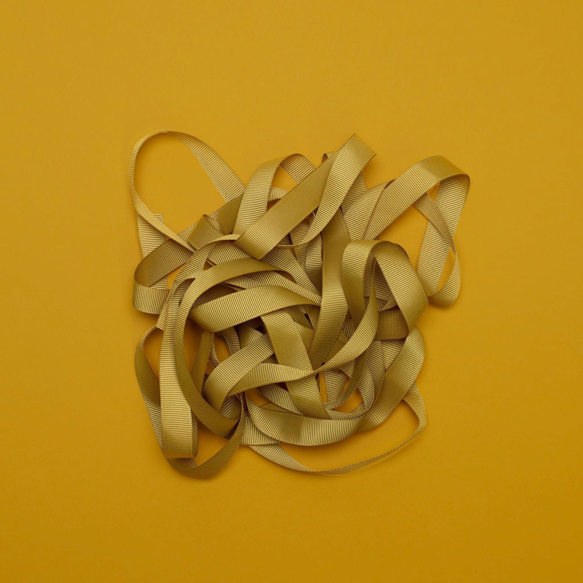 Cinta de regalo dorada y amarilla, fácil de atar para envolver regalos, 5 m de largo x 16 mm de ancho, cinta de grosgrain resistente.