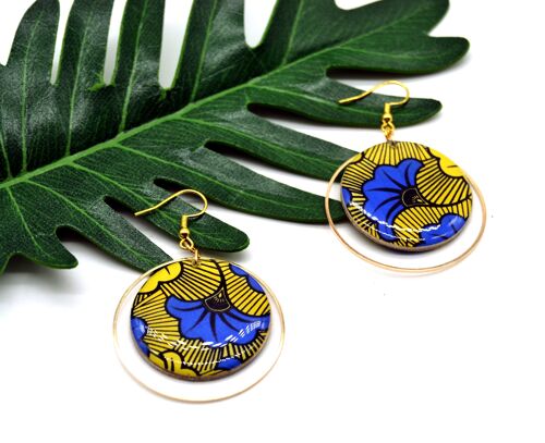 boucles d'oreilles créoles en bois motif wax fleurs de mariage jaune bleu et doré