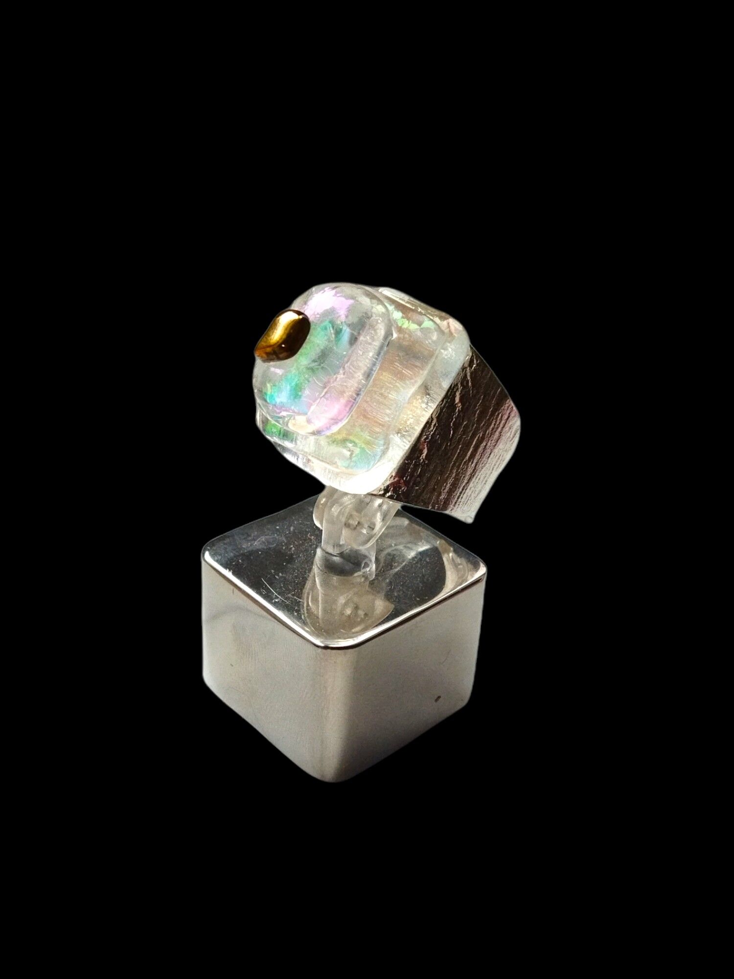 Anello in vetro traslucido e iridescente