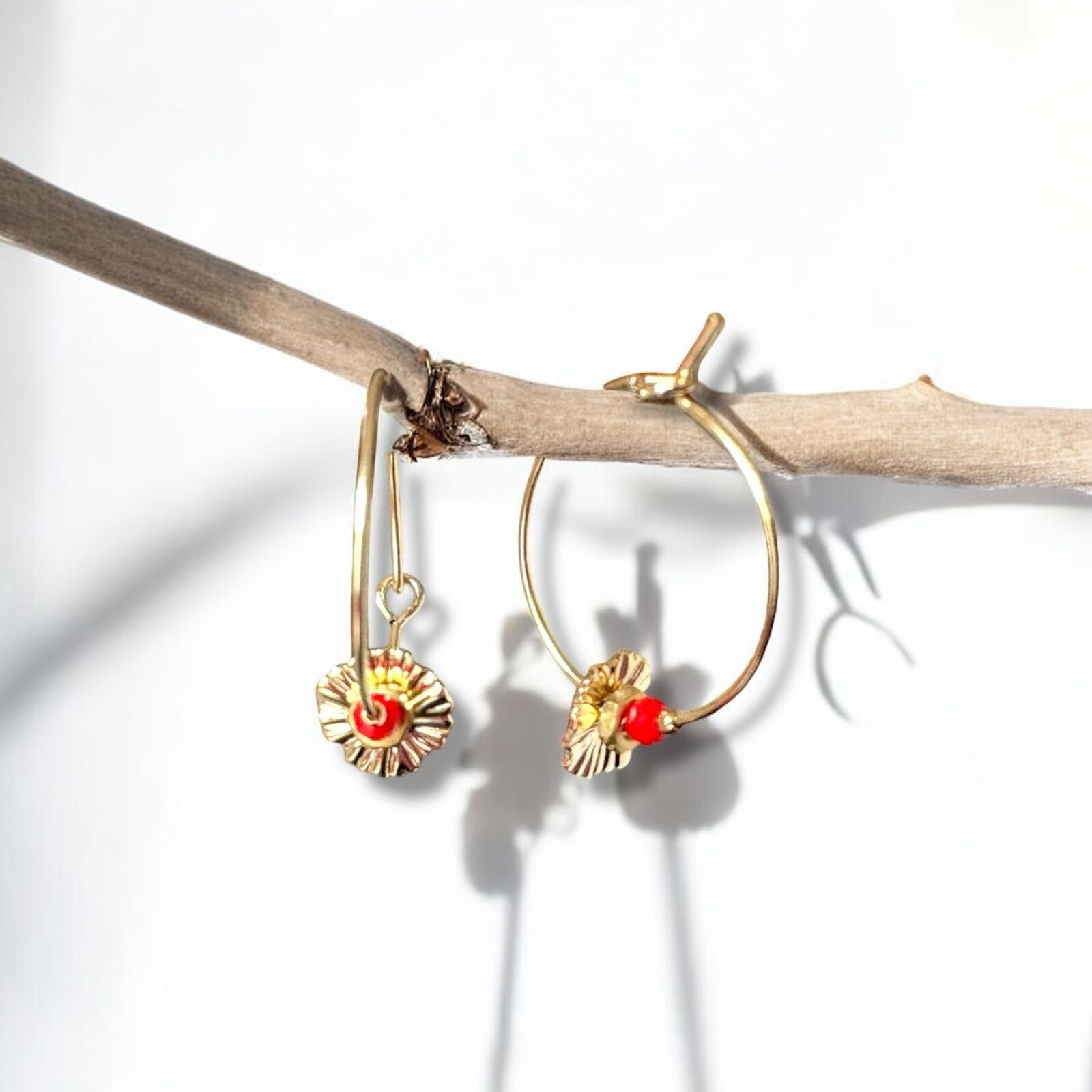 Boucles d'oreilles créoles écrous fleurs rouge Oh la la !