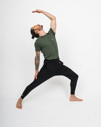 Tenue de Yoga Noir & Olive Classique | Pantalon & T-shirt IKARUS 3