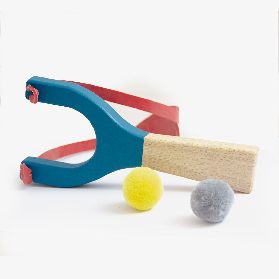 Tirachinas de madera. Colección Juguemos