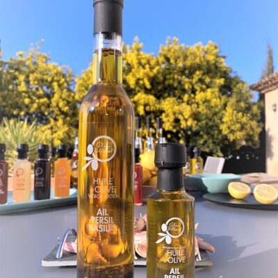 Mit Knoblauch, Petersilie und Basilikum aromatisiertes Olivenöl