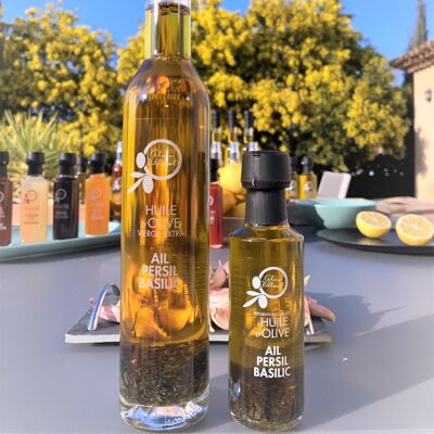 Mit Knoblauch, Petersilie und Basilikum aromatisiertes Olivenöl