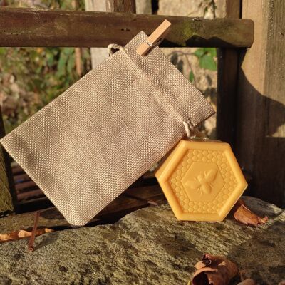 Savon hexagonal au miel 100 gr et son sac en toile de jute