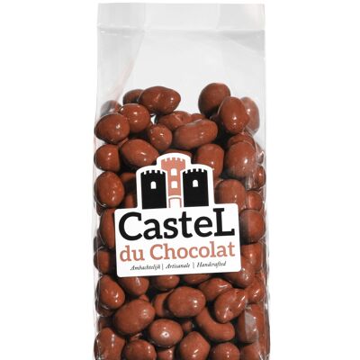 Peanuts coated with milk chocolat