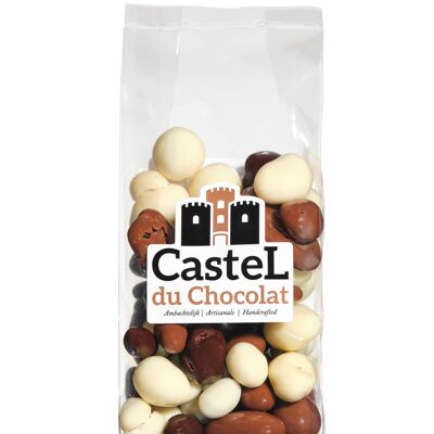 Mix de frutos secos recubiertos de chocolate con leche, blanco y negro