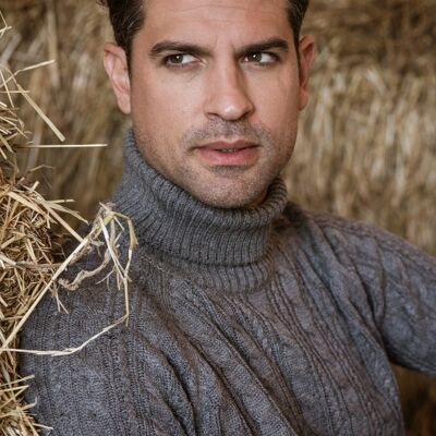 Maglione grigio a collo alto
