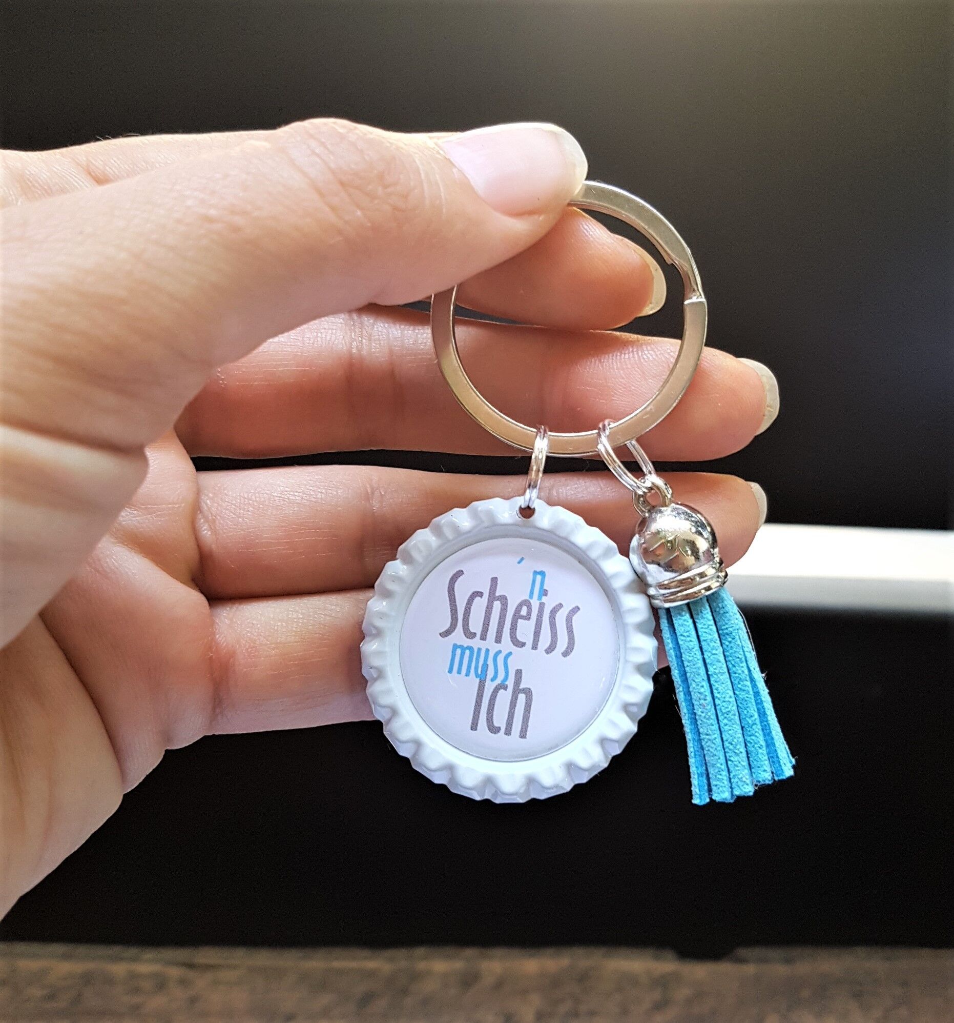 Portachiavi in un tappo di bottiglia - dire merda devo - nappa pendente