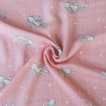 Emmaillotage petit lapin rose 2