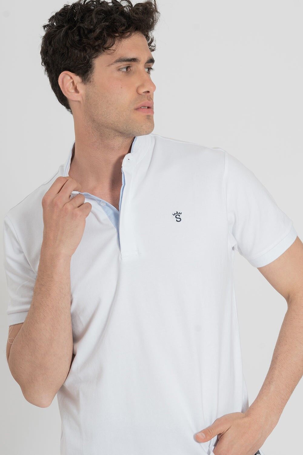 Polo bianca con colletto Mao