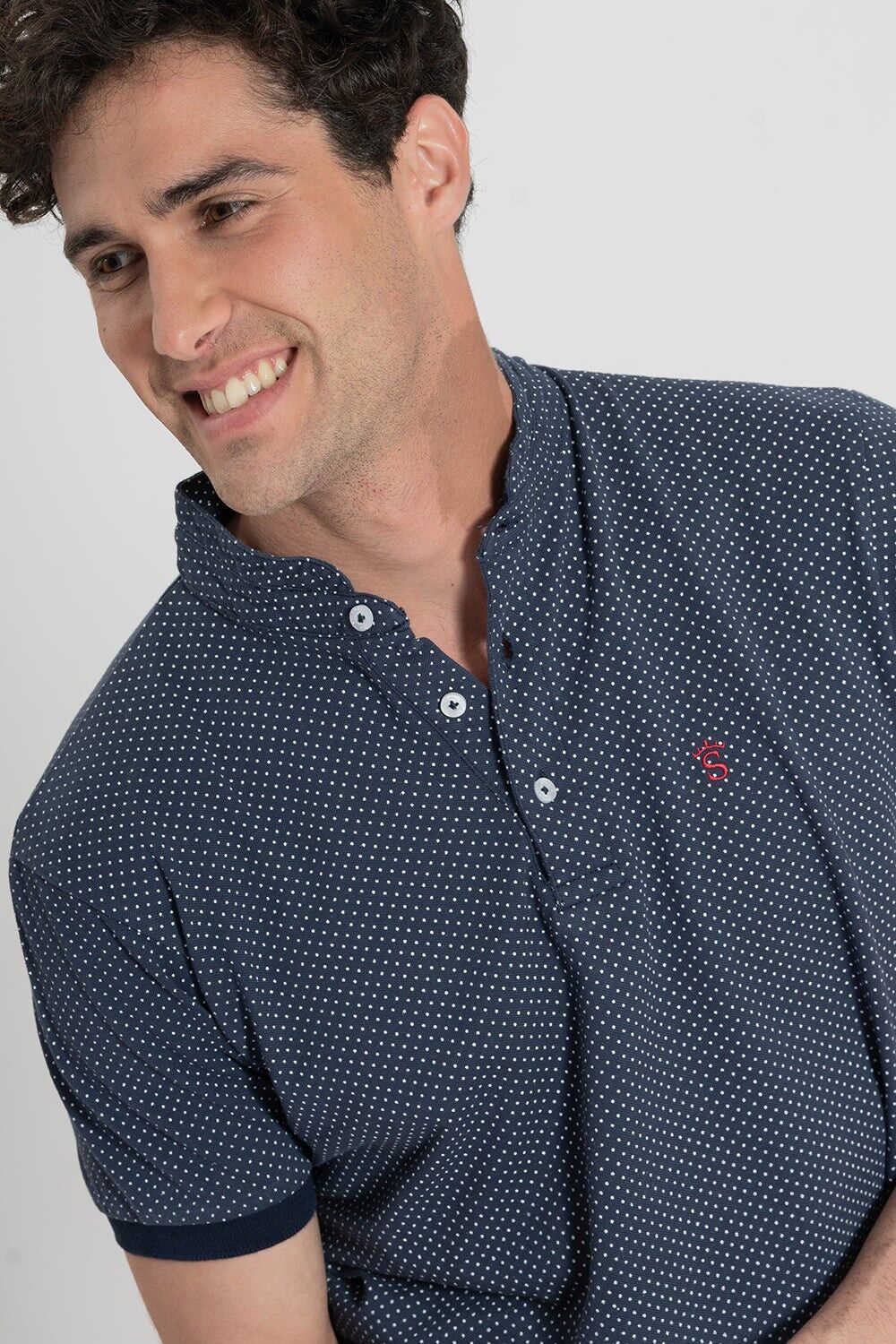 Polo blu scuro con colletto Mao a pois