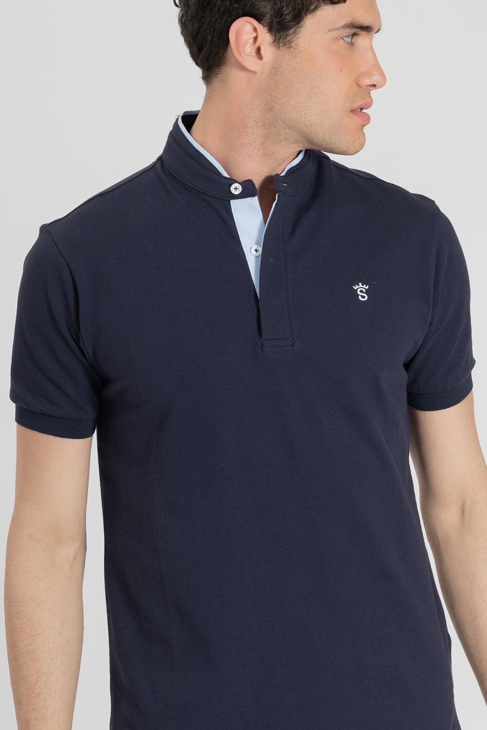 Polo blu navy con colletto Mao