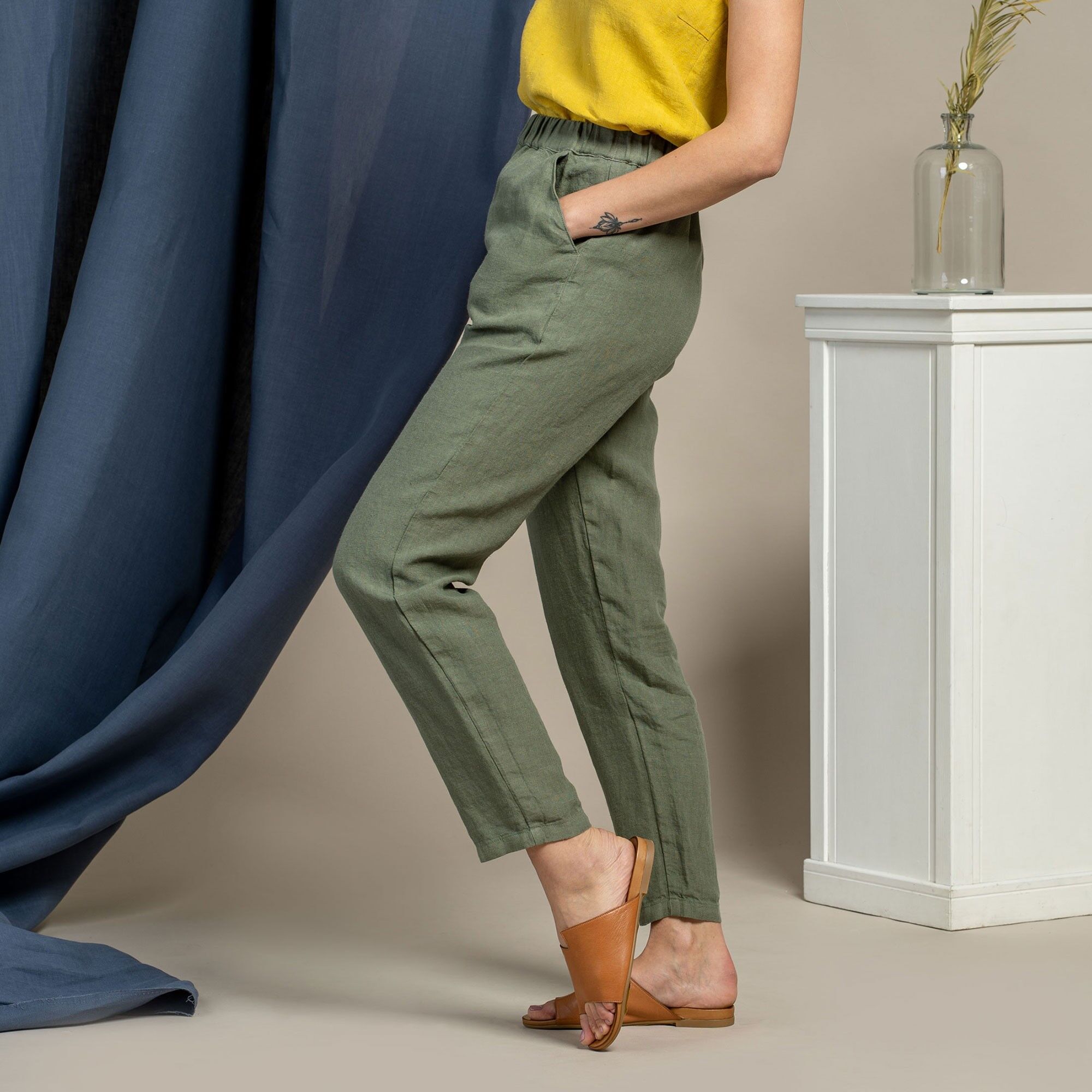 Cropped trousers in 100% linen - Camel | Benetton