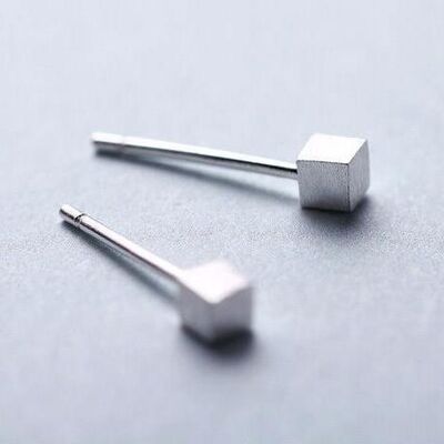 Würfel-Ohrstecker aus gebürstetem Sterlingsilber – Ja (+£2,50) – Nein