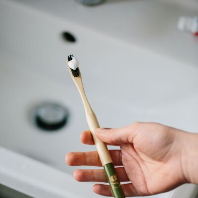 spazzolino da denti in bambù (oliva)