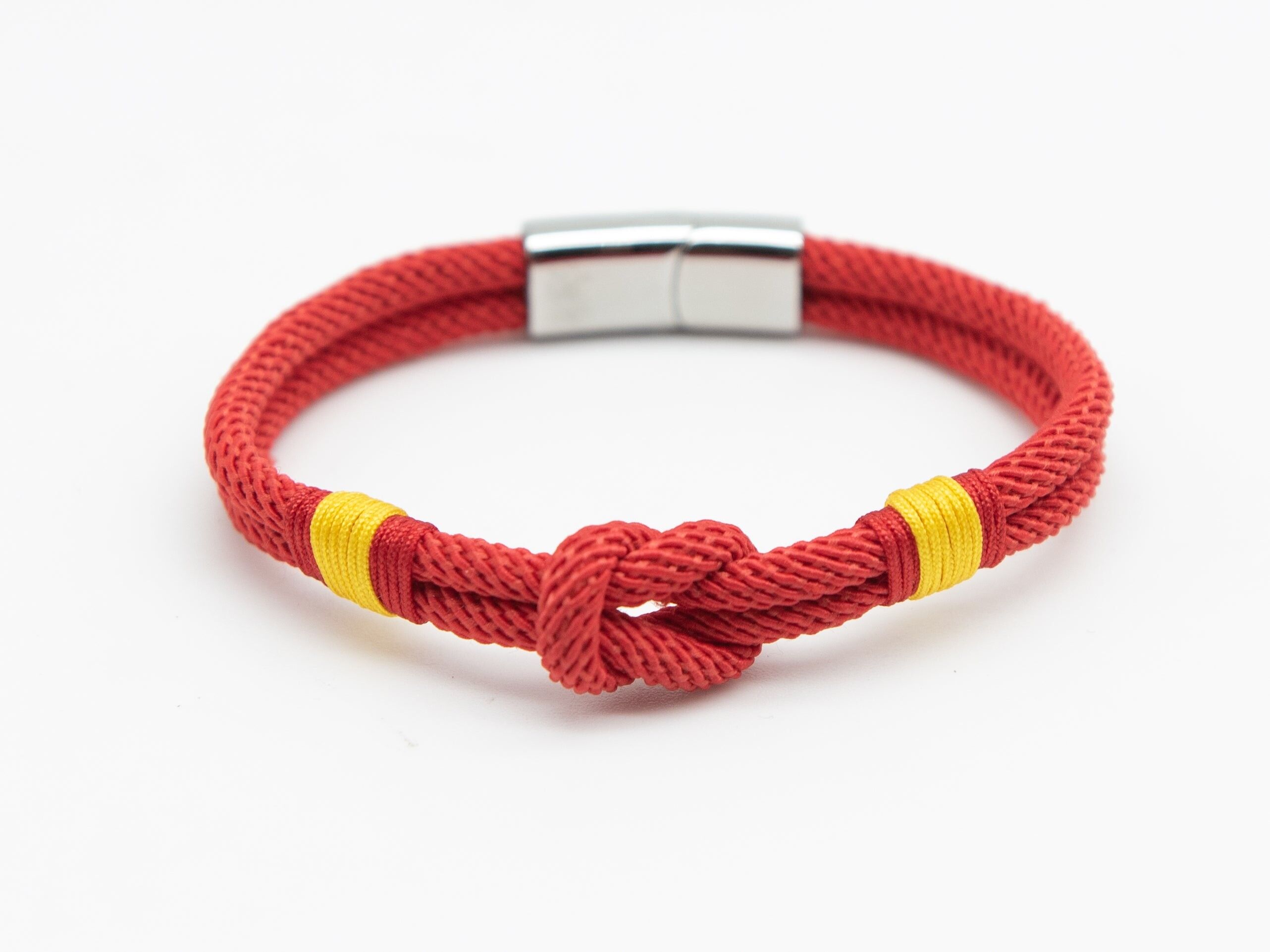Bracciale Filo Rosso Con Bandiera