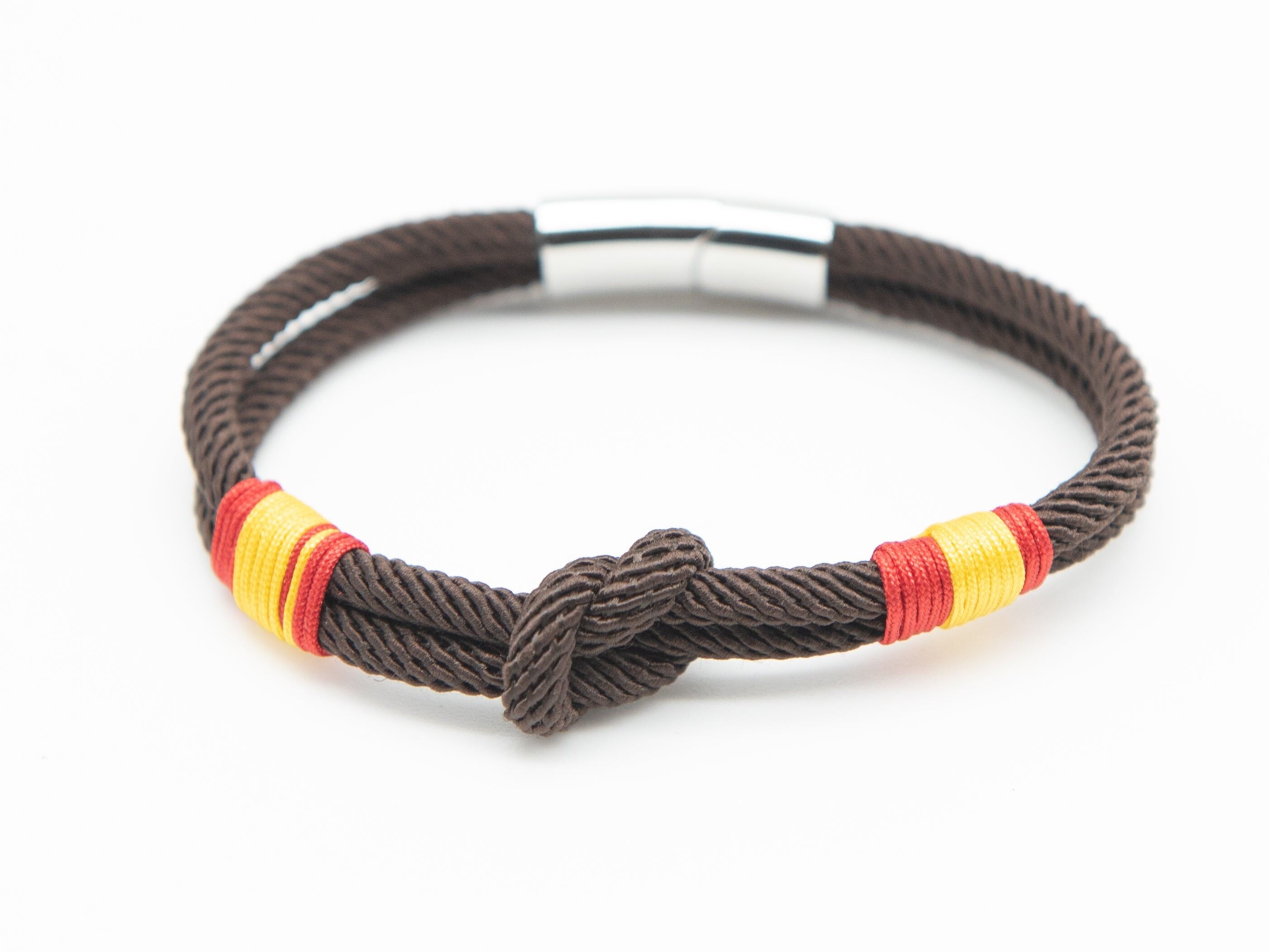 Bracciale in filo marrone con bandiera