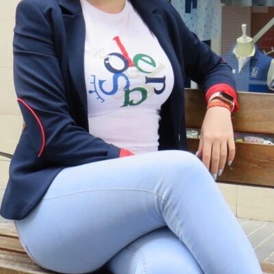 T-shirt bianca con disegno multicolore