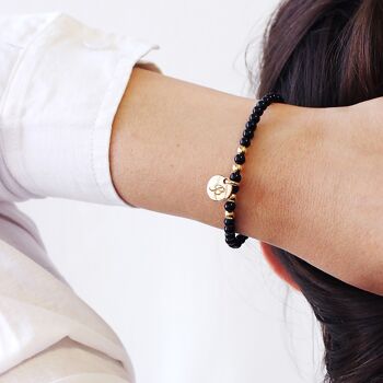 Bracelet perles agates noires et mini charm plaqué or femme - gravure INFINI 2