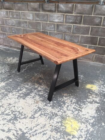 APPLE Table de salle à manger en bois de pommier anglais massif, bords naturels. 159x75cm