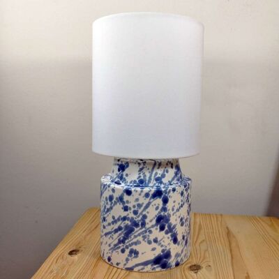 Elegante lámpara de mesa azul medio salpicada