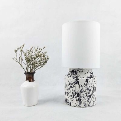 Elegante lampada da tavolo schizzata con paralume bianco