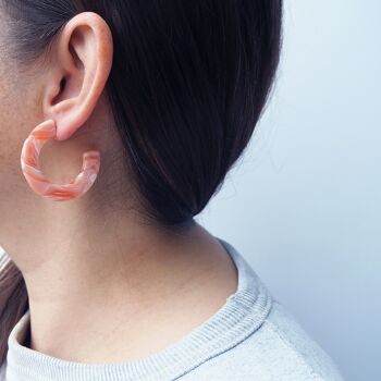 Boucles d’oreilles Blush Midi Hoop - cerceaux de déclaration en résine d’acétate rose pêche 2