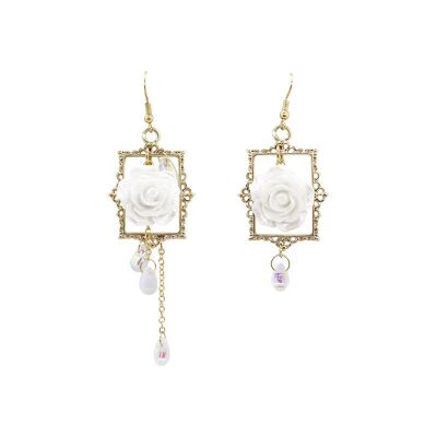 Cornice asimmetrica Rose-in-Photo con orecchini con nappa di perle