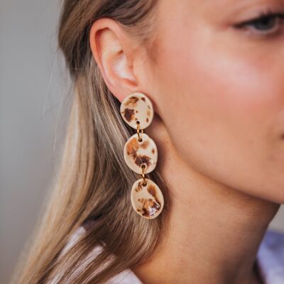 Boucles d'oreilles longues en céramique légère beige Micaela