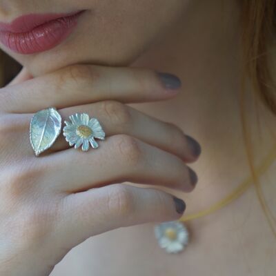 Bague fleur de marguerite avec branche et feuille de rosier en argent sterling et or. Bague ajustable inspirée de la nature Brindille.