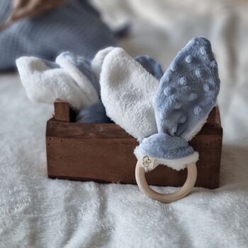 Anneau de dentition en bois avec oreilles de lapin | blanc bleu 1