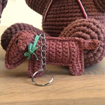 porte-clés durable teckel Jackie / pendentif de sac chien en coton biologique - marron - crocheté à la main au Népal - porte-clés pour chien au crochet 3