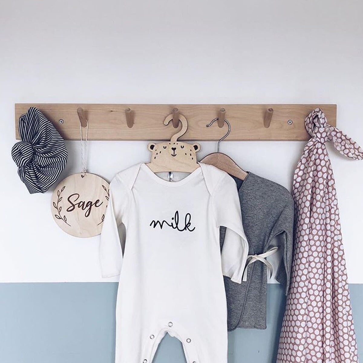 Kleiderbügel aus Holz für kleine Bärenkinder