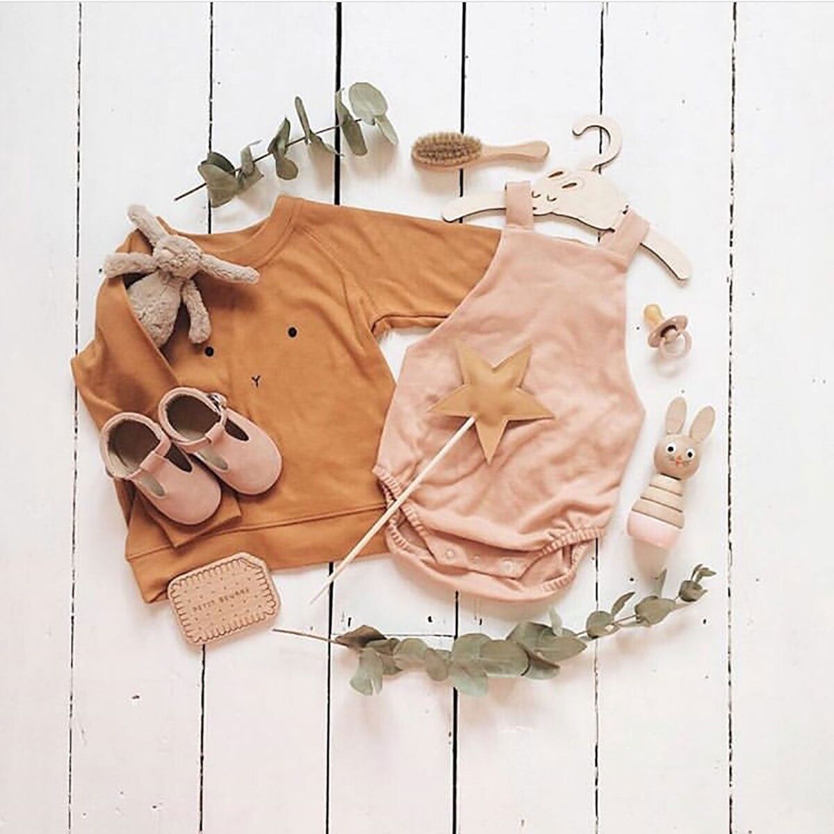 Hölzerner Kleiderbügel des kleinen Kaninchen-Kindes