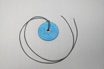 Pendentif perlé chic en papier recyclé "John" - Bleu - Avec ruban 1