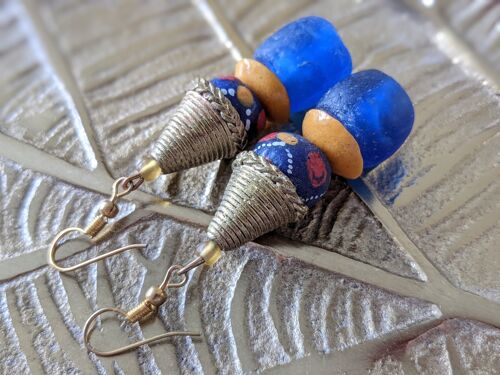 Edle Perlen-Ohrringe aus Glas, Stein, Messing "Happy Marrakesch" - Blaue Perlen mit Hütchen