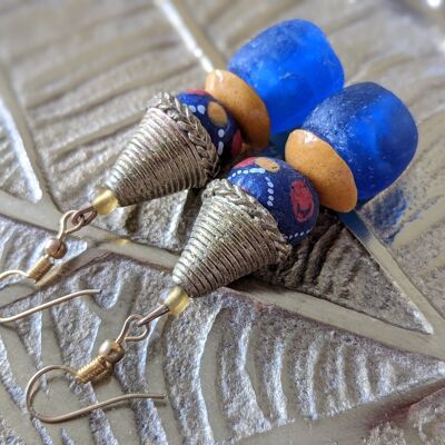 Edle Perlen-Ohrringe aus Glas, Stein, Messing "Happy Marrakesch" - Blaue Perlen mit Hütchen