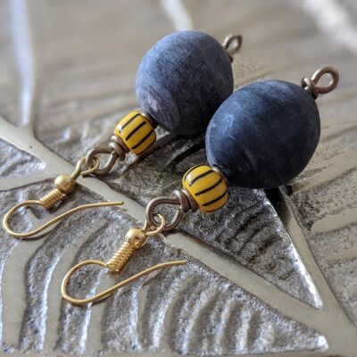 Pendientes de perlas nobles de vidrio, piedra, latón "Happy Marrakech" - pendientes de perlas de color amarillo grisáceo