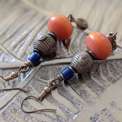 Pendientes de perlas nobles de vidrio, piedra, latón "Happy Marrakech" - pendientes de perlas naranja-latón-azul
