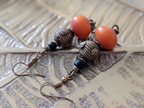 Edle Perlen-Ohrringe aus Glas, Stein, Messing "Happy Marrakesch" - Orange-Messing-Schwarze-Perlenohrringe