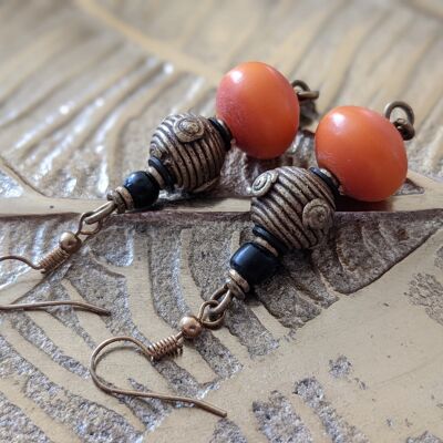 Nobili orecchini di perle in vetro, pietra, ottone "Happy Marrakech" - orecchini di perle arancio-ottone-nero