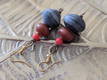 Boucles d'oreilles perles nobles en verre, pierre, laiton "Happy Marrakech" - boucles d'oreilles perles gris-marron-rouge 1