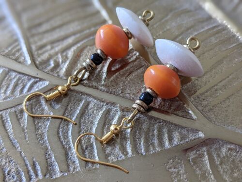 Edle Perlen-Ohrringe aus Glas, Stein, Messing "Happy Marrakesch" - Weiße-Orange-Perlenohrringe