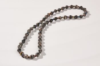 Collier fin court durable avec perles en papier "La Petite Malaika" - tons foncés 1