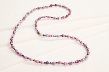 Collier long et délicat avec des perles en papier "Acholi Malaika" - violet 1